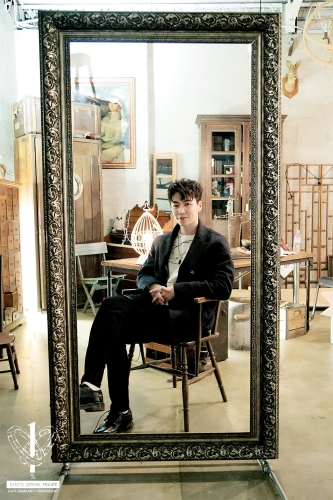 제일_그림_같은_포즈를_지어봤어요