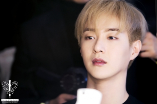 꽃단장하면서도_표정_연습