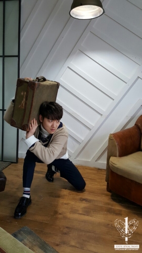 4_조_모델_화보집_비장한_표정으로