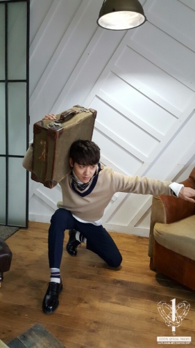 5_조_모델_화보집_비장한_표정으로_한번_더