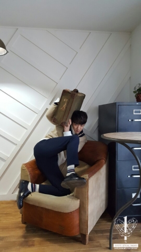 10_조_모델_화보집_피할_때도_강렬한_눈빛_유지